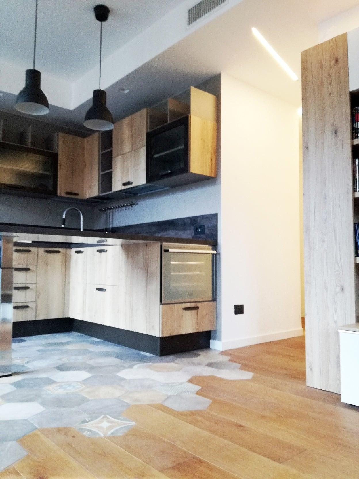Cucina in legno con pavimento in parquet ed esagoni