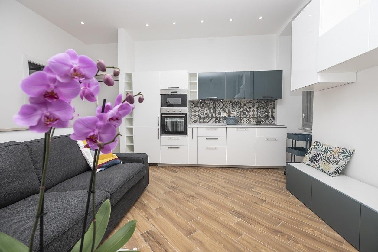 Interno residenziale con cucina e pavimento in legno