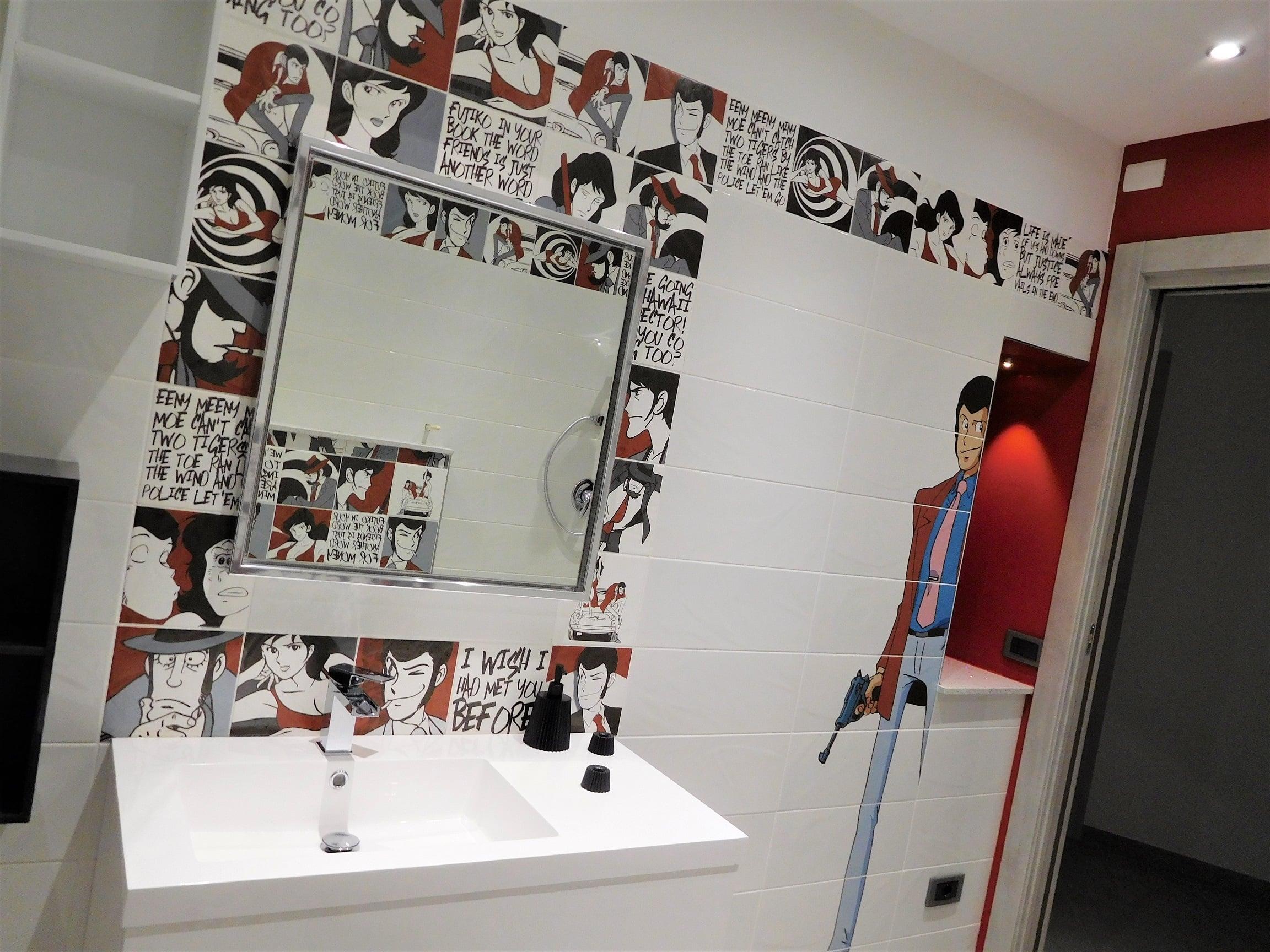 Bagno con rivestimento illustrato, parete rossa e lavabo bianco
